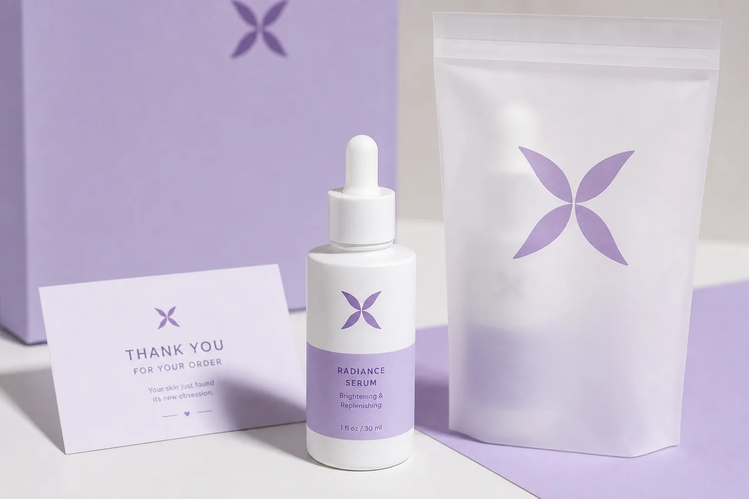 Skincare-merkevaretilpasning — merkevareflaske, fraktpåse og takkekortmockup